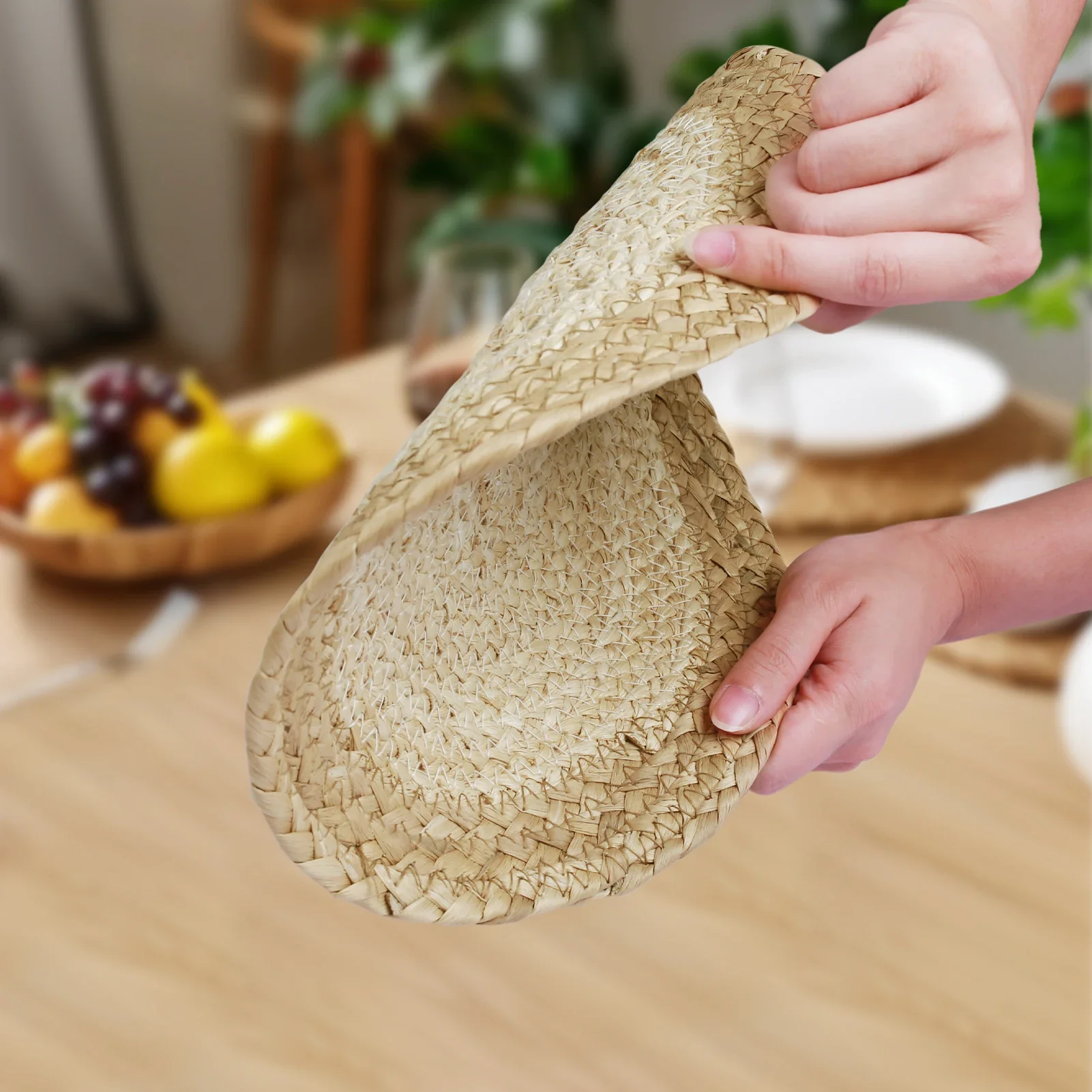 Disfruta de un momento acogedor con un elegante sombrero de paja