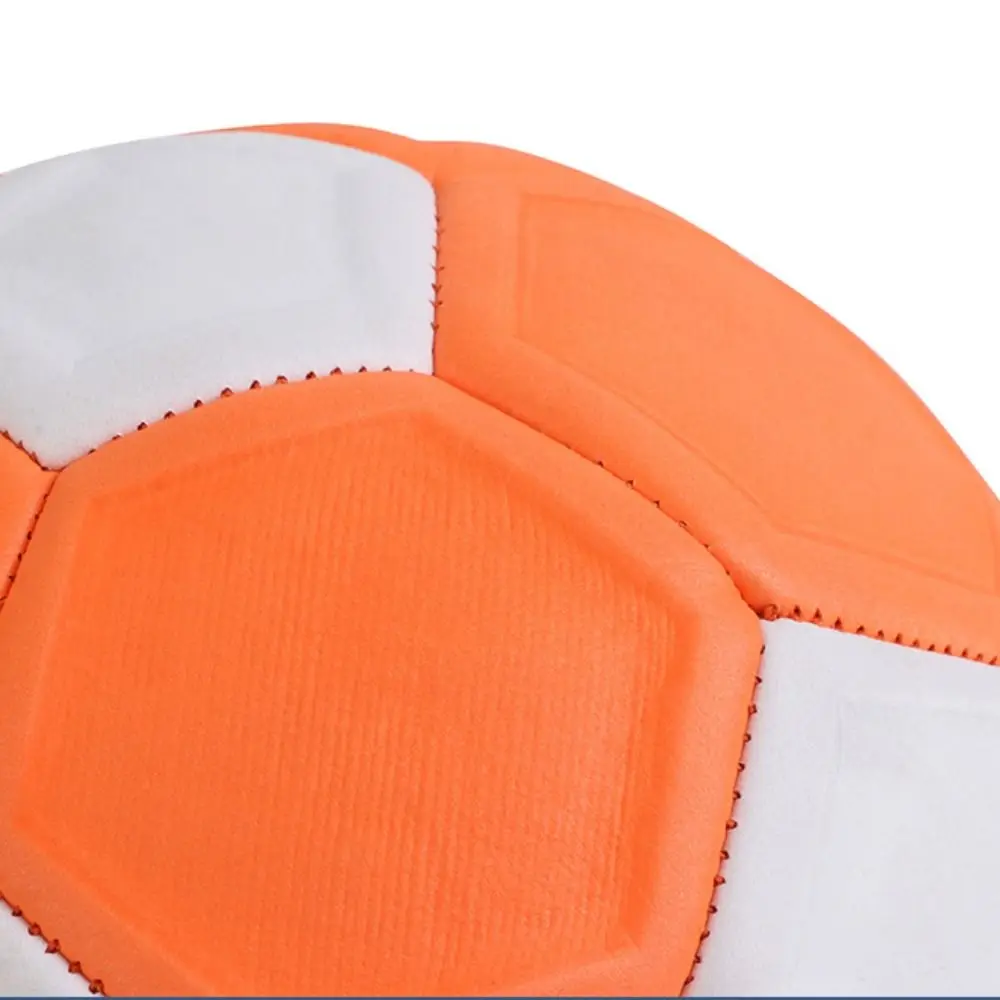 Experimente la emoción del fútbol con esta vibrante bola naranja y blanca