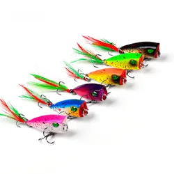 Mini Popper Topwater Wobbler cebo duro con anzuelos de plumas