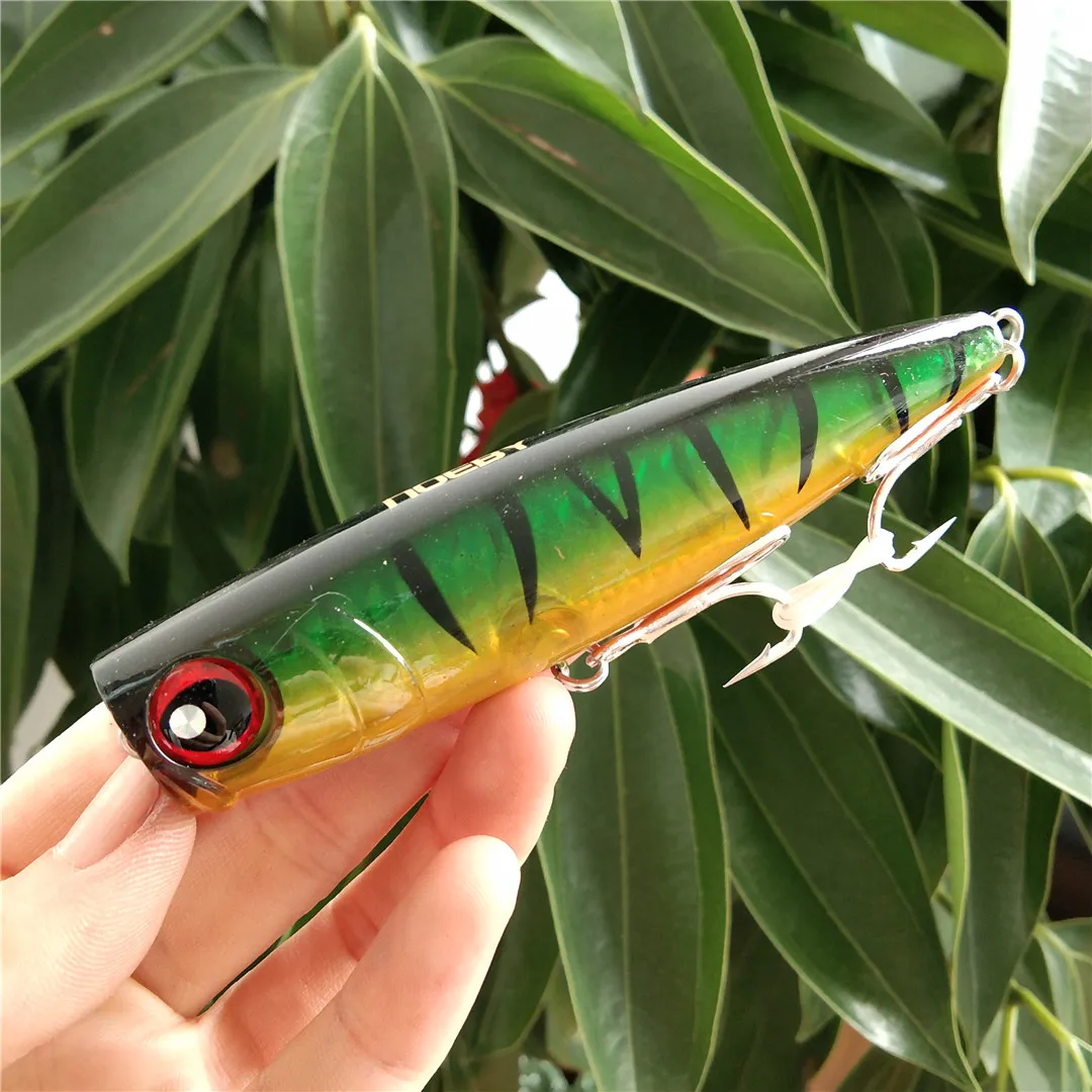 Un señuelo de pesca vibrante para atrapar diseñado para una atracción bajo el agua bajo el agua