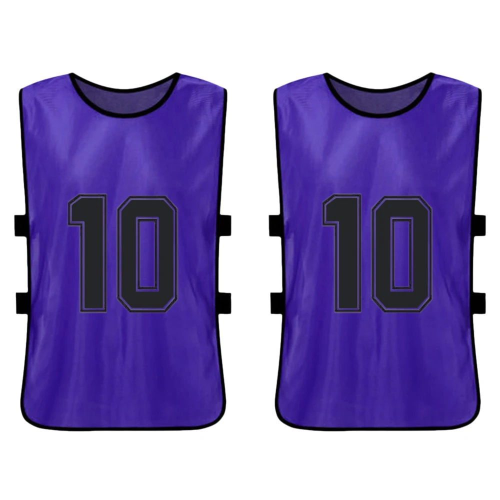 Estos pinnies púrpuras cuentan con un diseño audaz número 10 perfecto para equipos deportivos