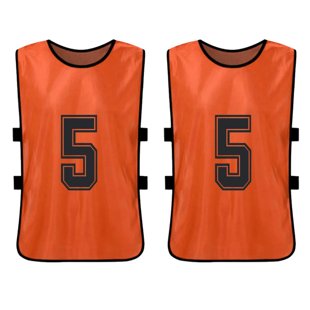 Pinnies de naranja con números negros para la identificación del equipo