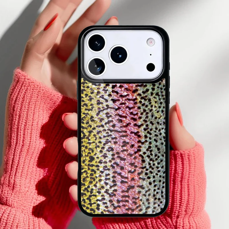 Funda con patrón de escamas arcoíris en vista frontal