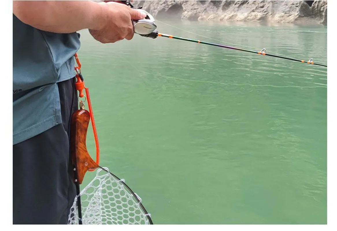 Disfrutando de una experiencia de pesca serena junto al agua