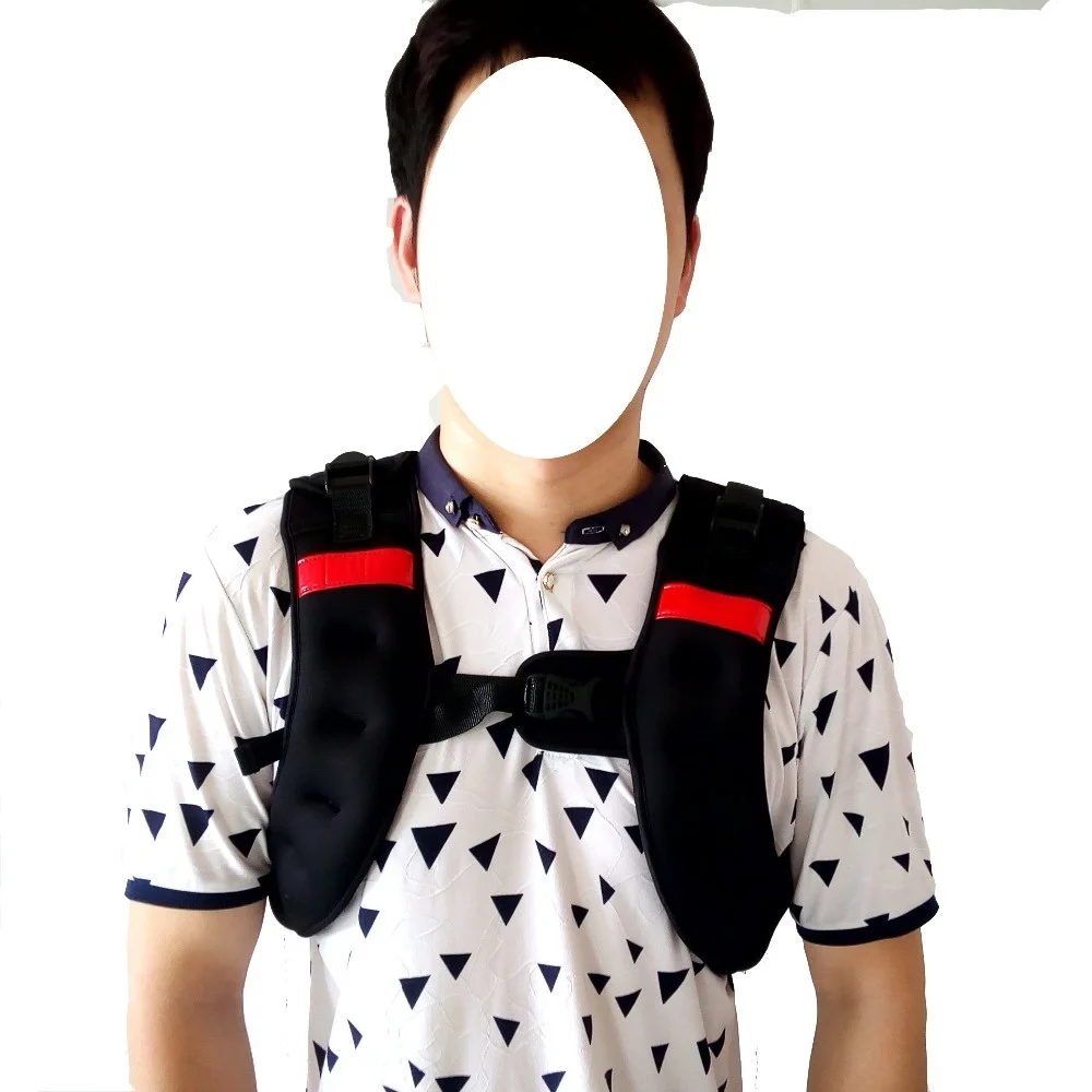 Una persona que viste una camisa blanca y negra con un patrón de triángulos. La persona también lleva una mochila negra con detalles en rojo. El rostro de la persona ha sido borroso, probablemente por privacidad o anonimato.