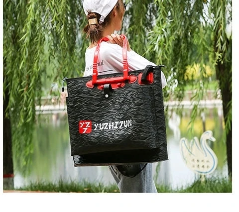 Una mujer con un sombrero blanco y una bolsa negra yuzhuzun