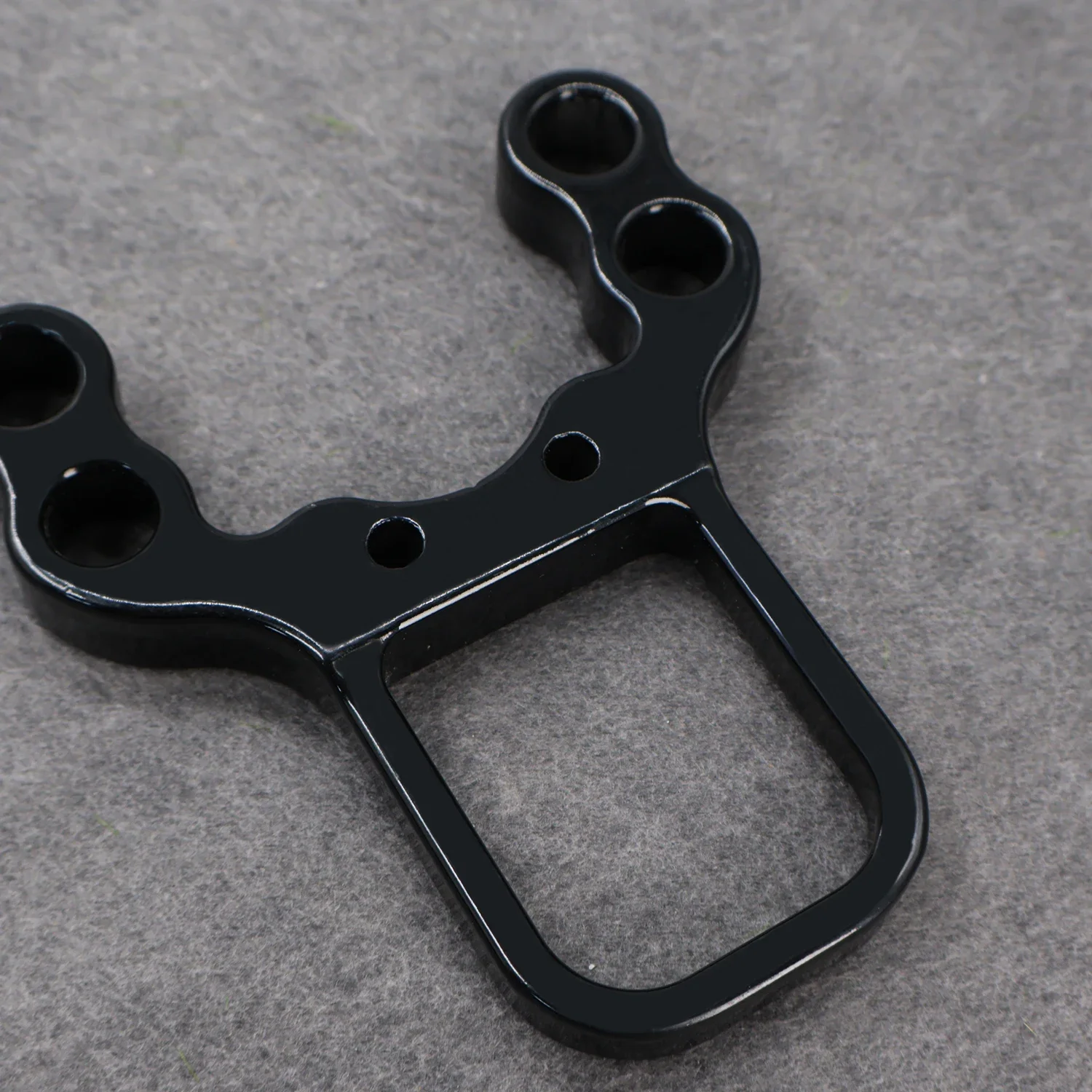 Cabeza de tirachinas negra de aleación de aluminio de cuatro agujeros, ranura para banda de goma, accesorios especiales para tirachinas caseros, distancia de orificio de 2,5 cm - imagen 3