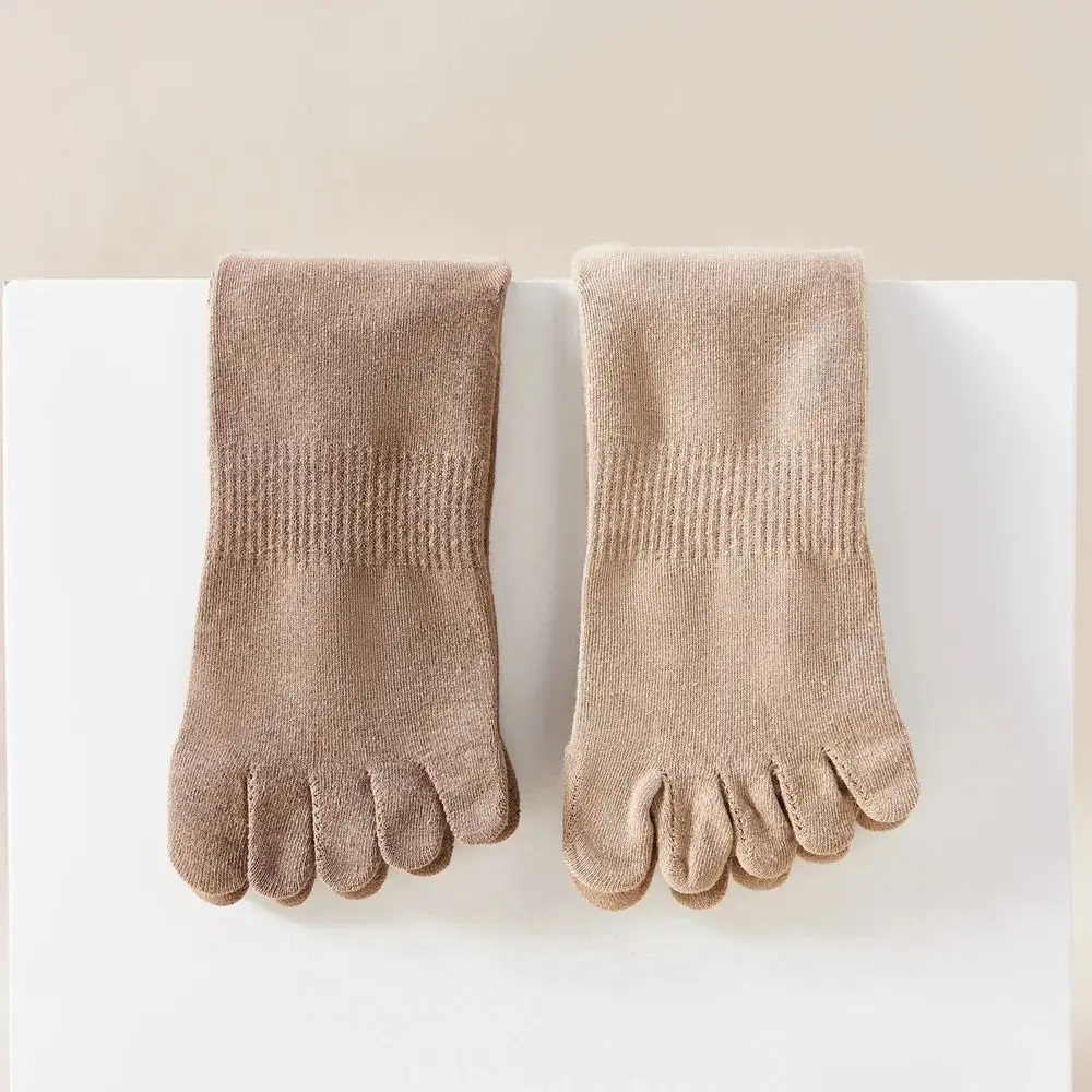 Estos calcetines de los pies beige minimalistas son perfectos para un aspecto cómodo y elegante