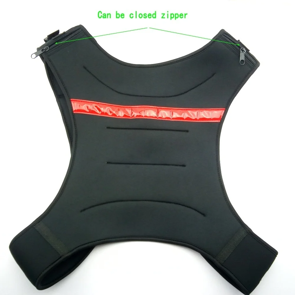Una pieza de equipo de protección, que parece ser un protector de espalda o una parte de un chaleco de seguridad para motocicleta o bicicleta. Tiene un color negro con una franja roja que recorre el medio.
