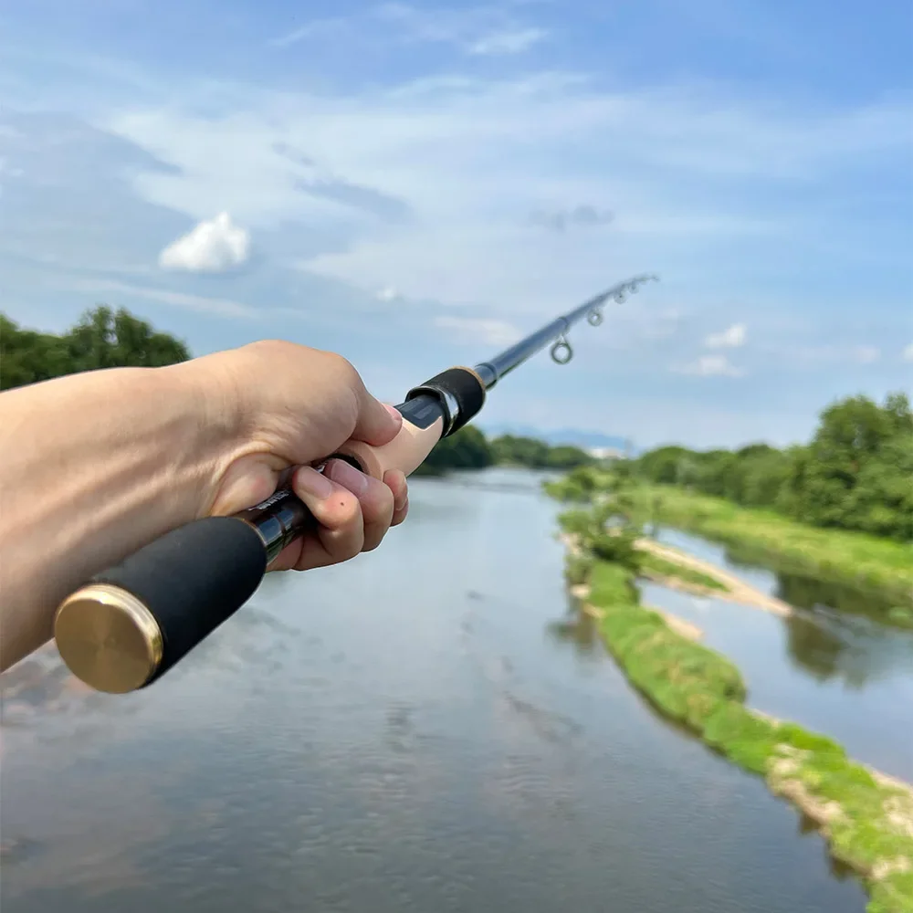 Disfrutando de una experiencia de pesca serena junto al río