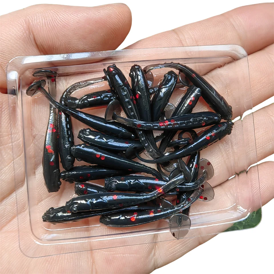 Estos señuelos de pesca negro realistas con acentos rojos son perfectos para captar peces