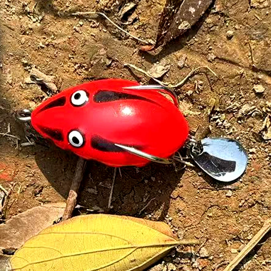 Este vibrante señuelo de pesca roja está diseñado para atraer peces con su diseño llamativo y superficie reflectante