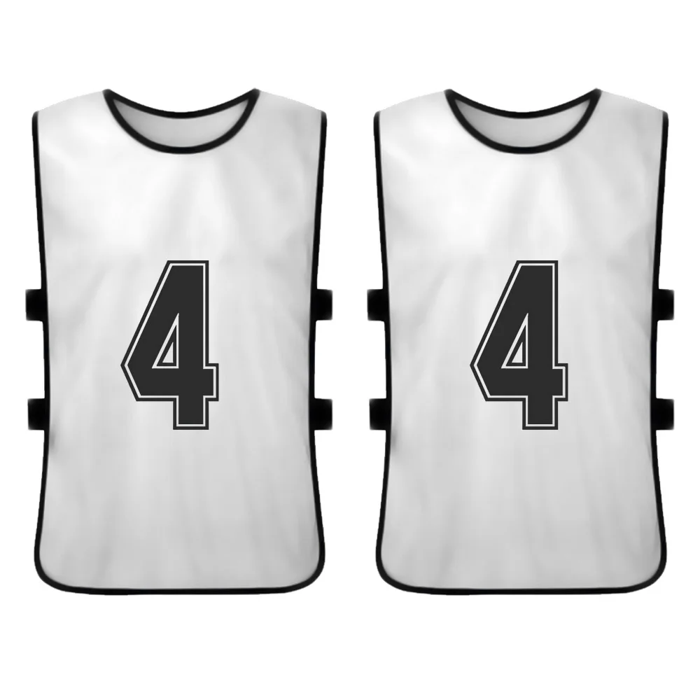 Estos pinnies blancos cuentan con un negros negros número 4 para una fácil identificación