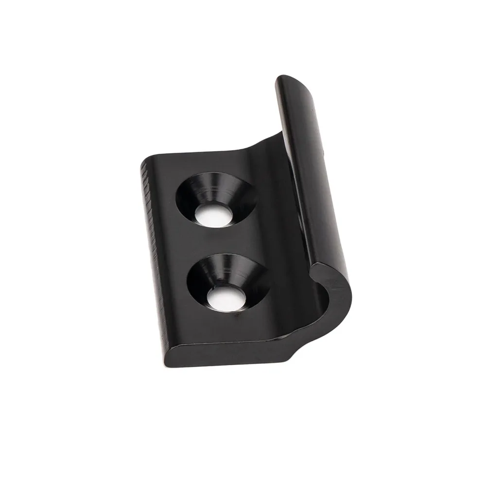 Un elegante soporte de metal negro con dos agujeros de tornillo ideales para montar y asegurar varios objetos