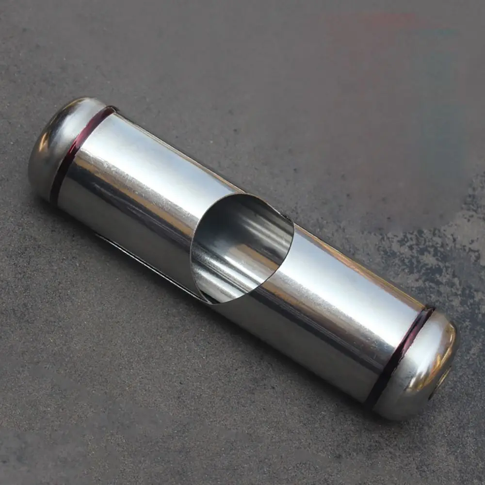 Un elegante objeto metálico moderno con un acabado pulido y un diseño único