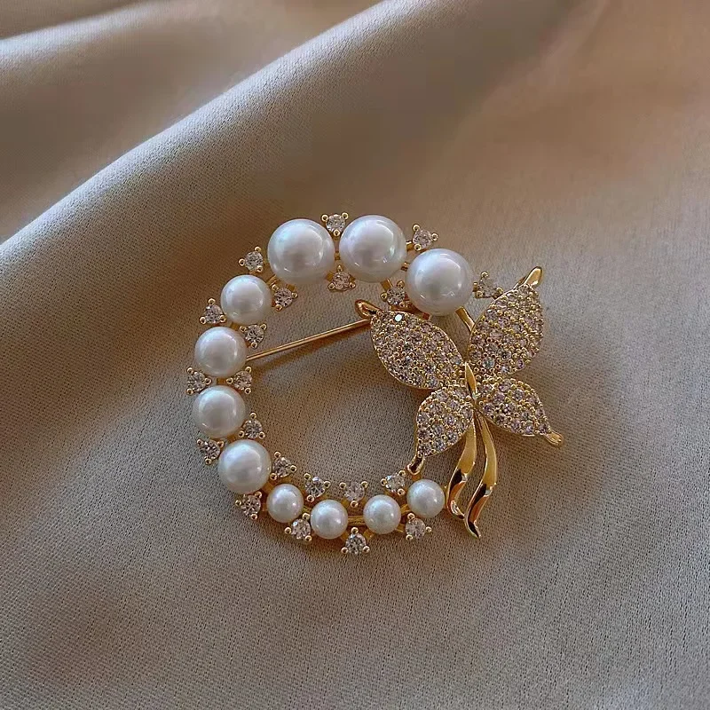 Broche de mariposa de corona de diamantes de imitación de perlas para mujer, alfileres circulares elegantes de moda barroca, regalos de boda de fiesta, nuevo - imagen 3