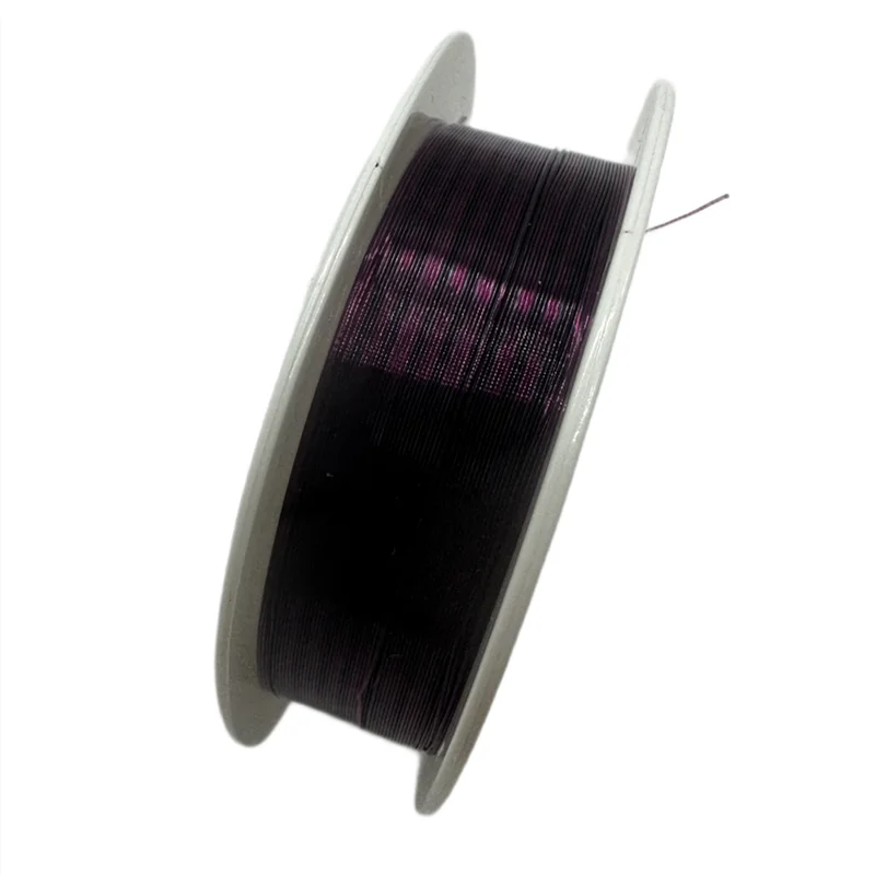 Un carrete de alambre morado oscuro ideal para varios proyectos electrónicos y de fabricación
