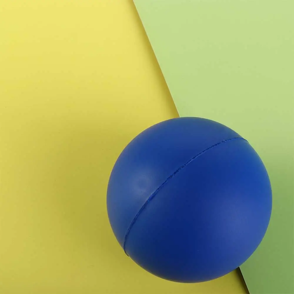 Una vibrante esfera azul descansa contra un telón de fondo amarillo y verde que simboliza la creatividad y el equilibrio