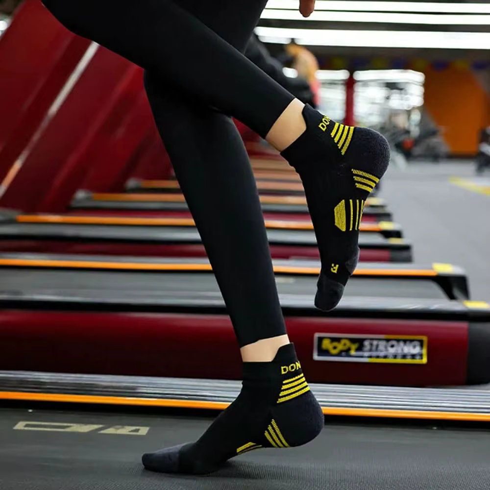 pantalones negros y calcetines amarillos