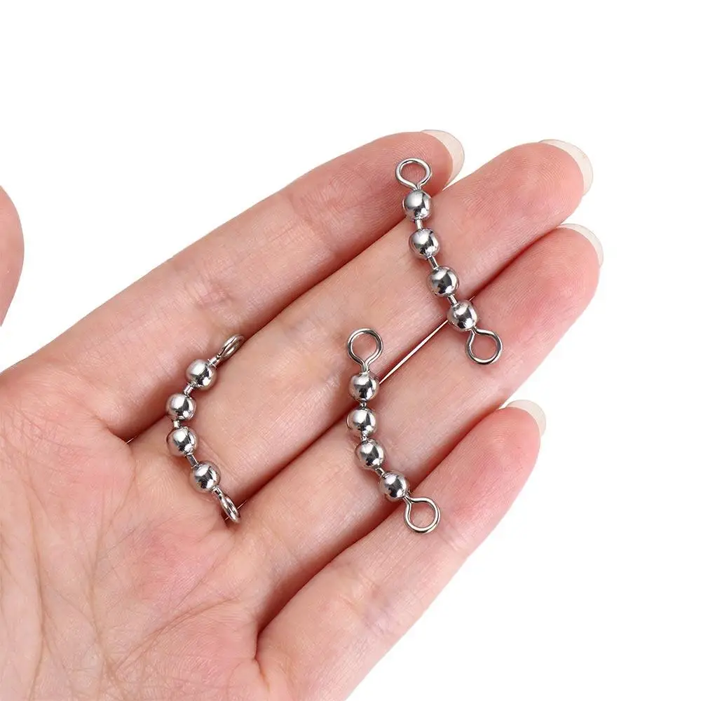 Estas cuentas y ganchos de metal son perfectos para elaborar y conectar varios componentes.