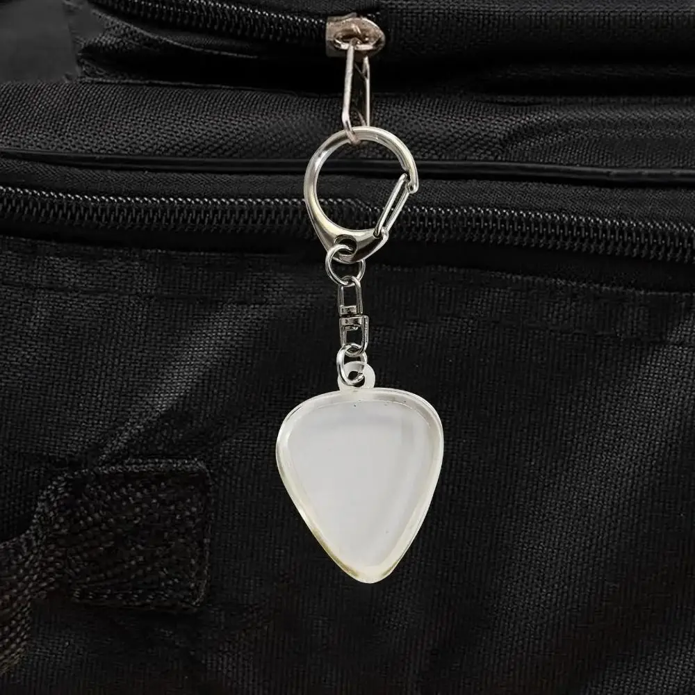 Porta púas acrílico transparente en forma de corazón con llavero - imagen 4