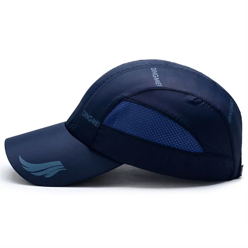 Esta elegante gorra azul marino presenta un diseño elegante y una malla transpirable para la comodidad