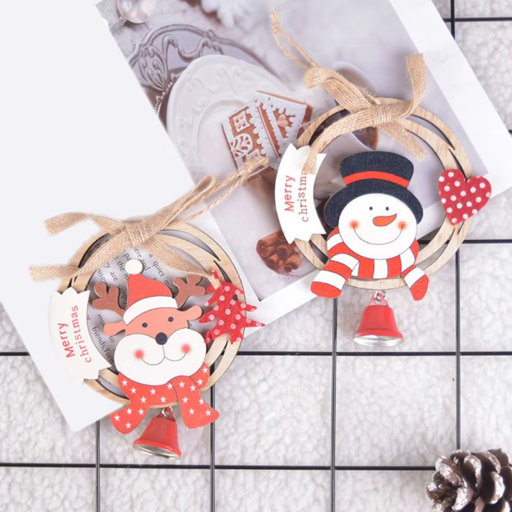 Decoraciones festivas navideñas con muñecos de nieve alegres y diseños de renos