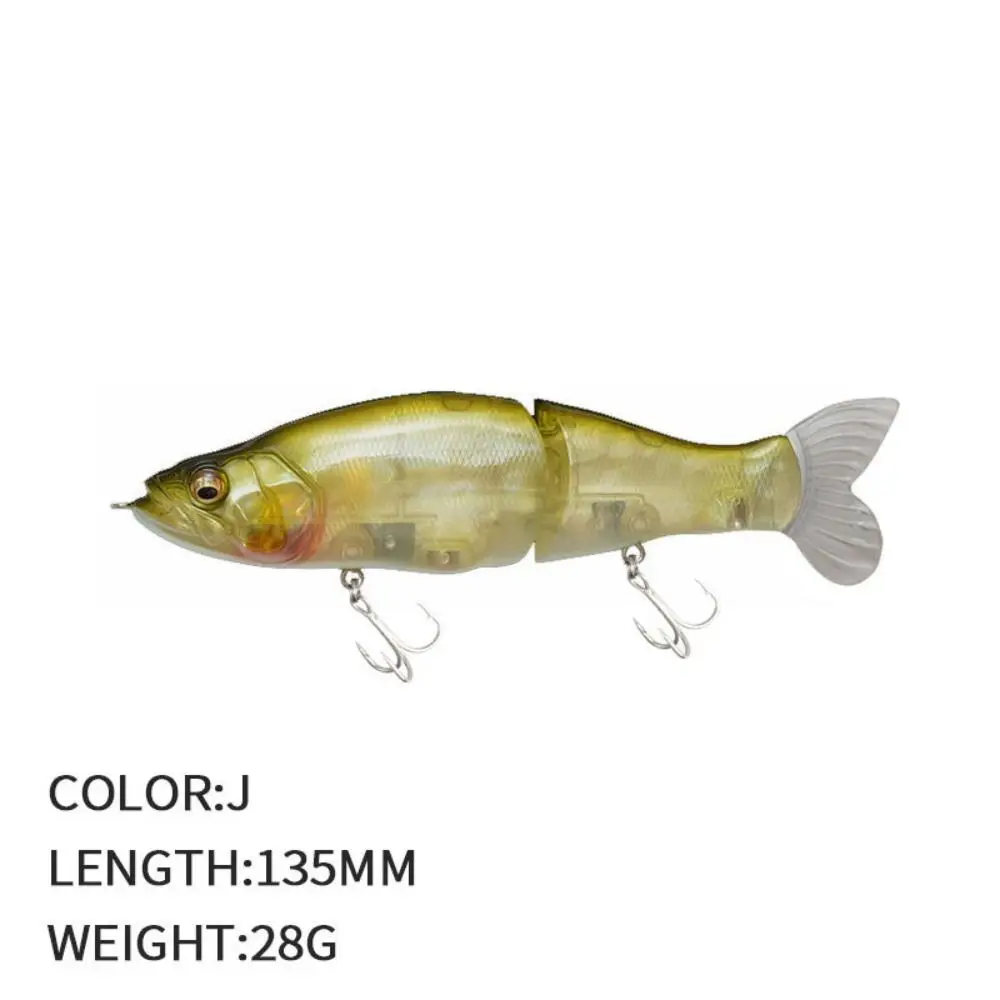 un cebo de color j-color de 135 mm de largo con un diseño realista de peces, perfecto para los entusiastas de la pesca