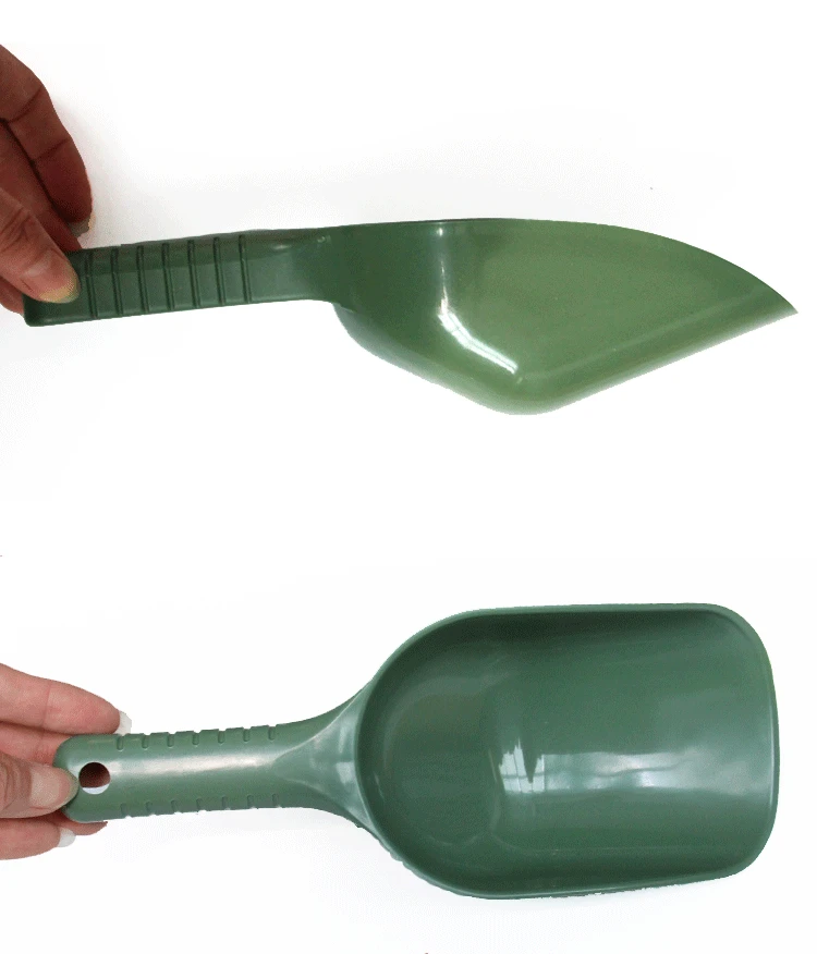 una cucharada de plástico verde con un mango texturizado ideal para jardinería y tareas al aire libre