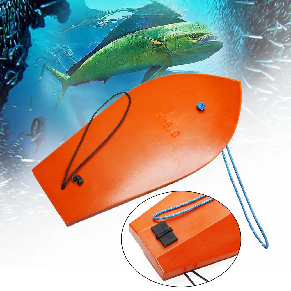 Tabla de pesca y bueco color naranja sobre superficie metálica