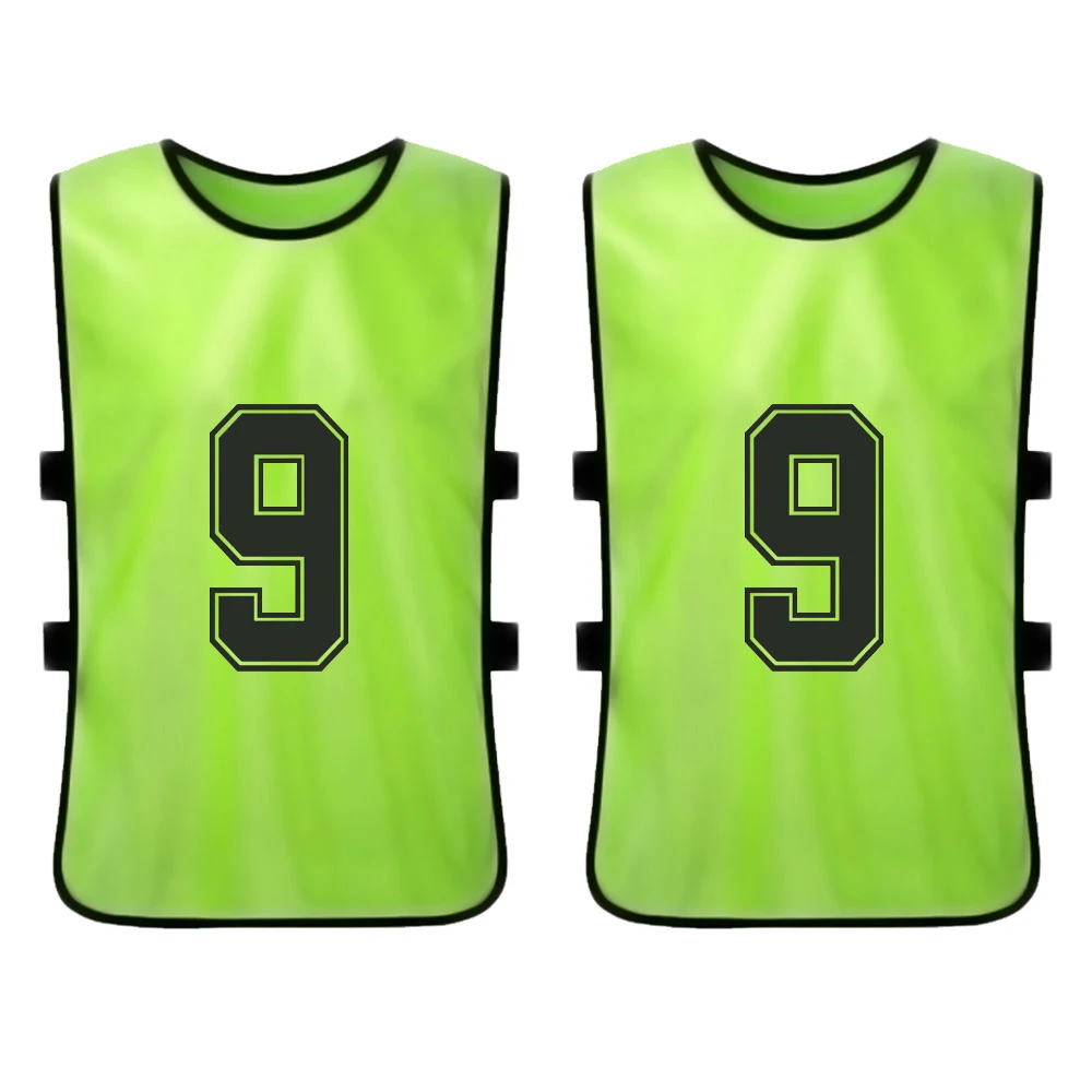 Pinnies de color verde brillante con números negros audaces para la identificación del equipo