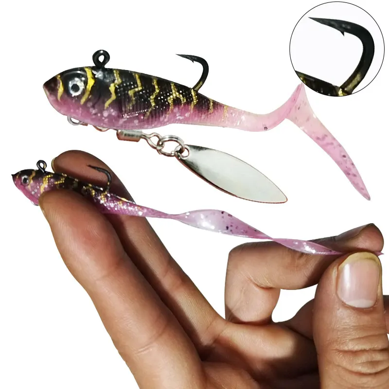 Este señuelo de pesca presenta un diseño vibrante y es perfecto para atrapar peces