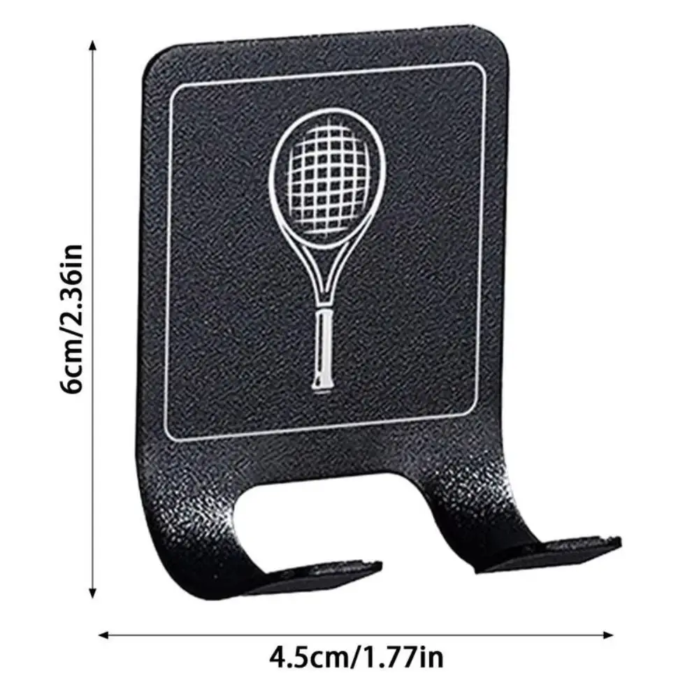 Soporte de pared para raqueta instalado en pared blanca