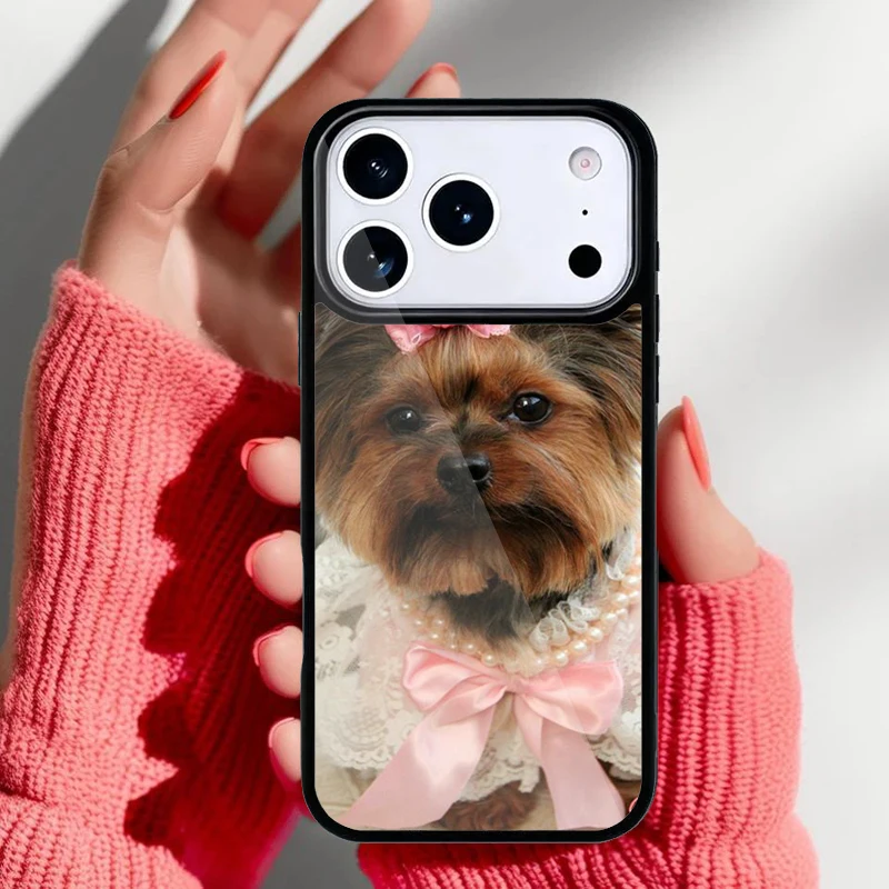 Detalle del diseño Yorkie en la parte trasera de la funda