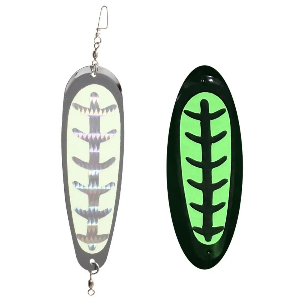 Dos pendientes un verde y otro, colgando de un fondo blanco