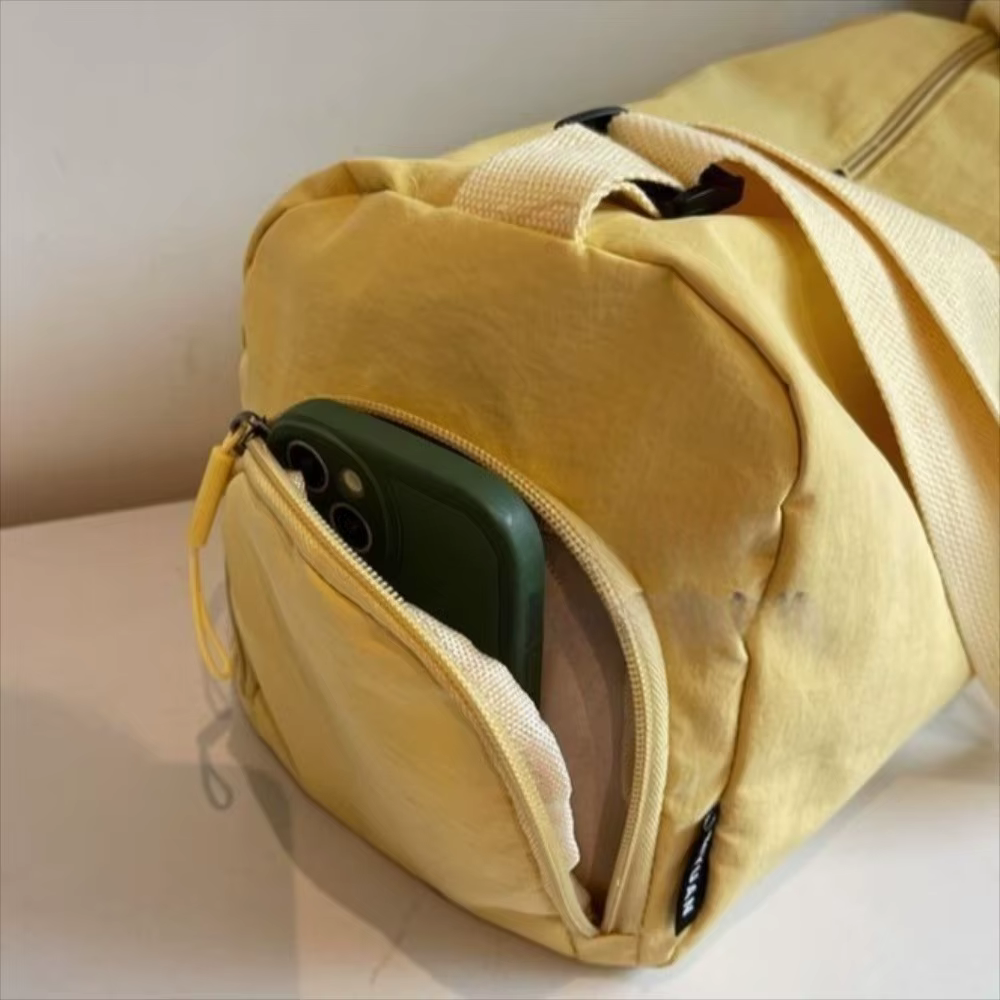 Bolso cerrado en color beige con correa