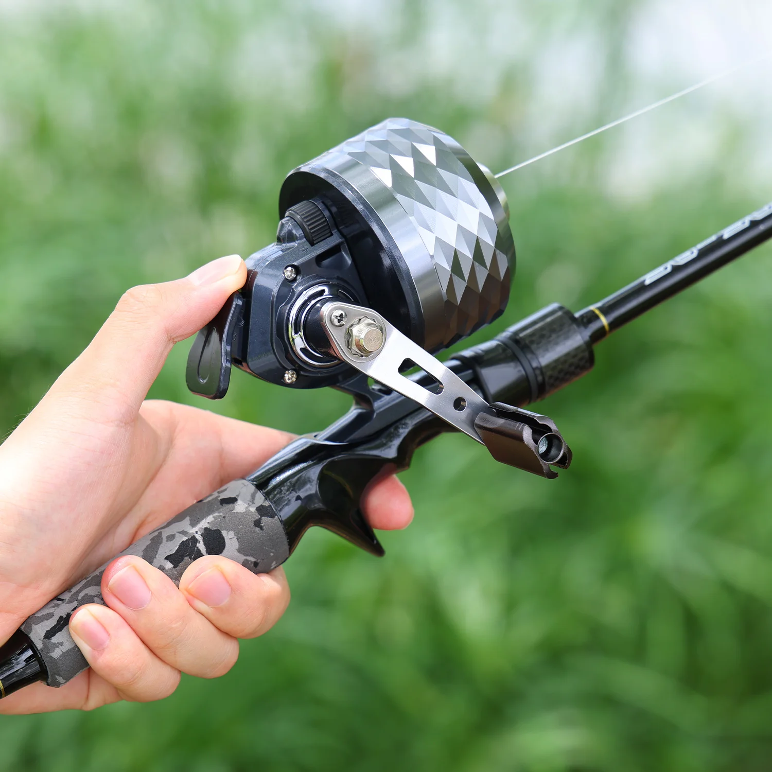 Experimente la emoción de la pesca con esta combinación de caña de caña y carrete de alto rendimiento