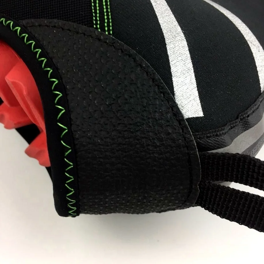 Un primer plano de una pieza de equipo deportivo, que parece ser parte de un guante de béisbol o softbol.