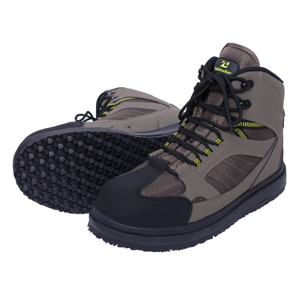 Un par de botas de montaña. Parecen estar diseñados para actividades al aire libre, con características como una suela resistente para tracción, un cierre con cordones para un ajuste seguro y un material superior duradero que podría ser impermeable o resistente al agua.