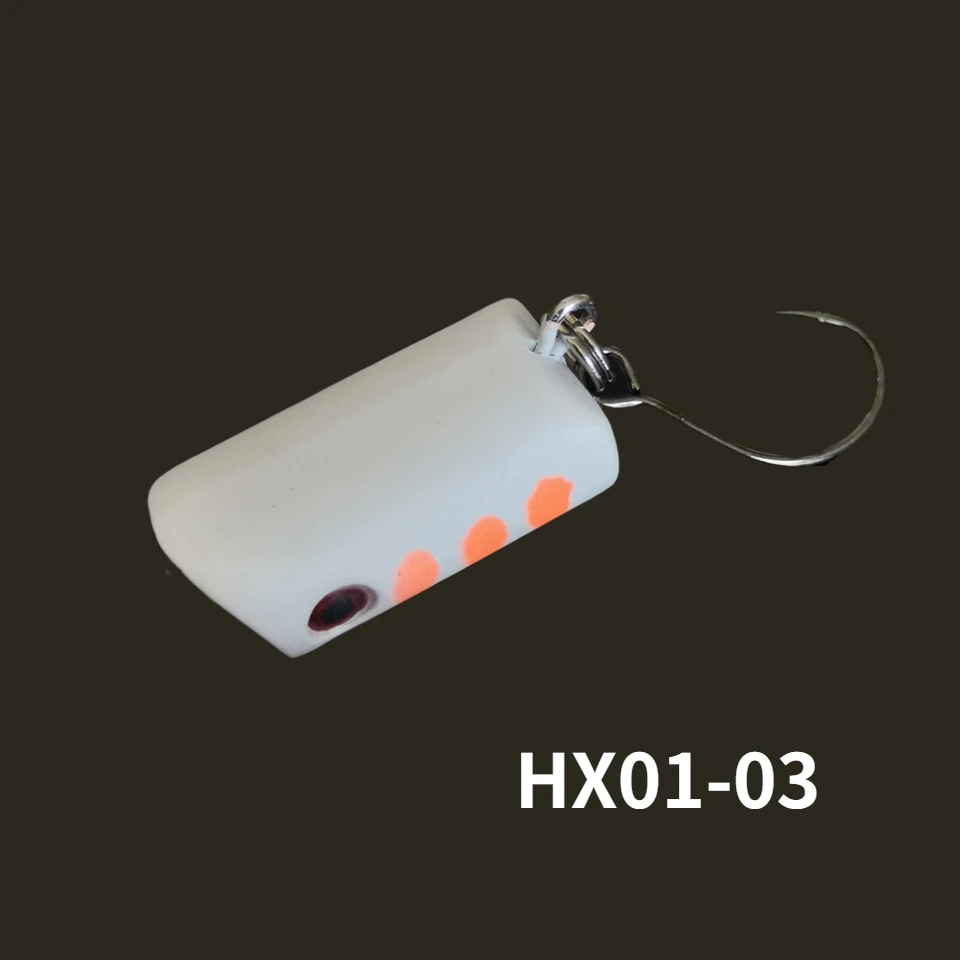 un señuelo de pesca con un diseño elegante y acentos de naranja vibrantes