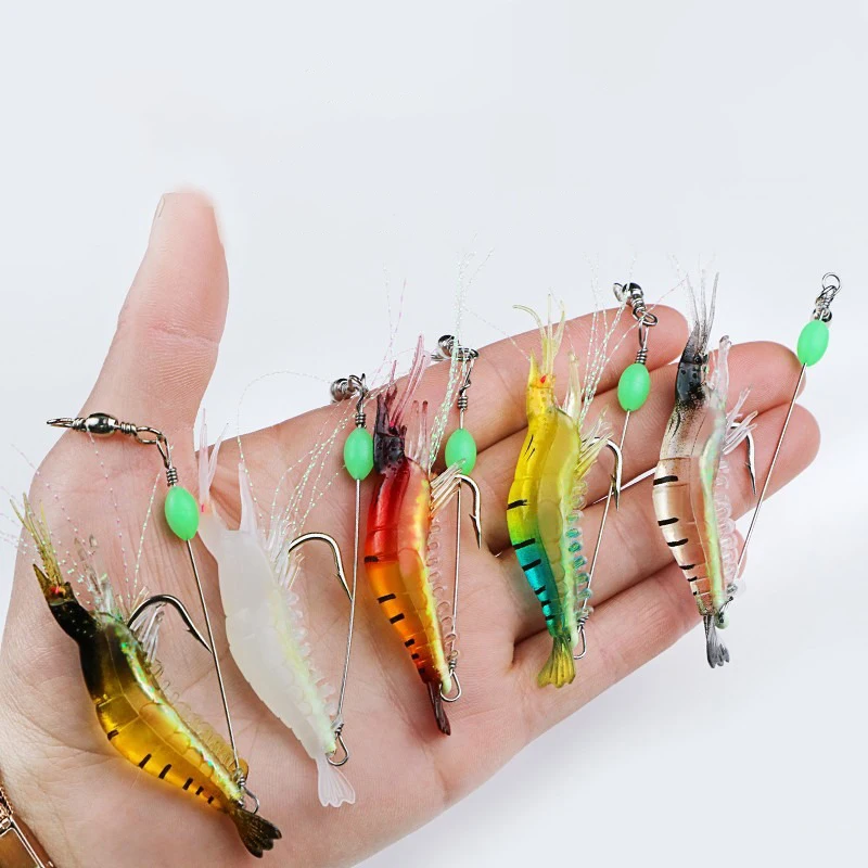 Una persona que sostiene una colección de señuelos de pesca