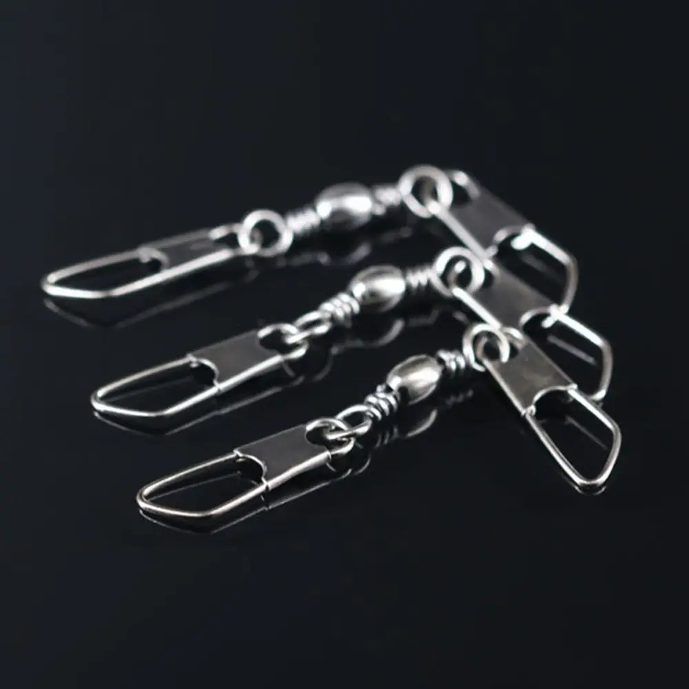 Tres ganchos plateados en un fondo negro