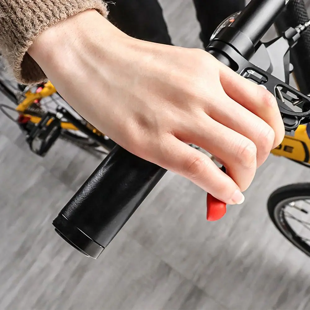 Disfrutando de un paseo en bicicleta con un agarre cómodo