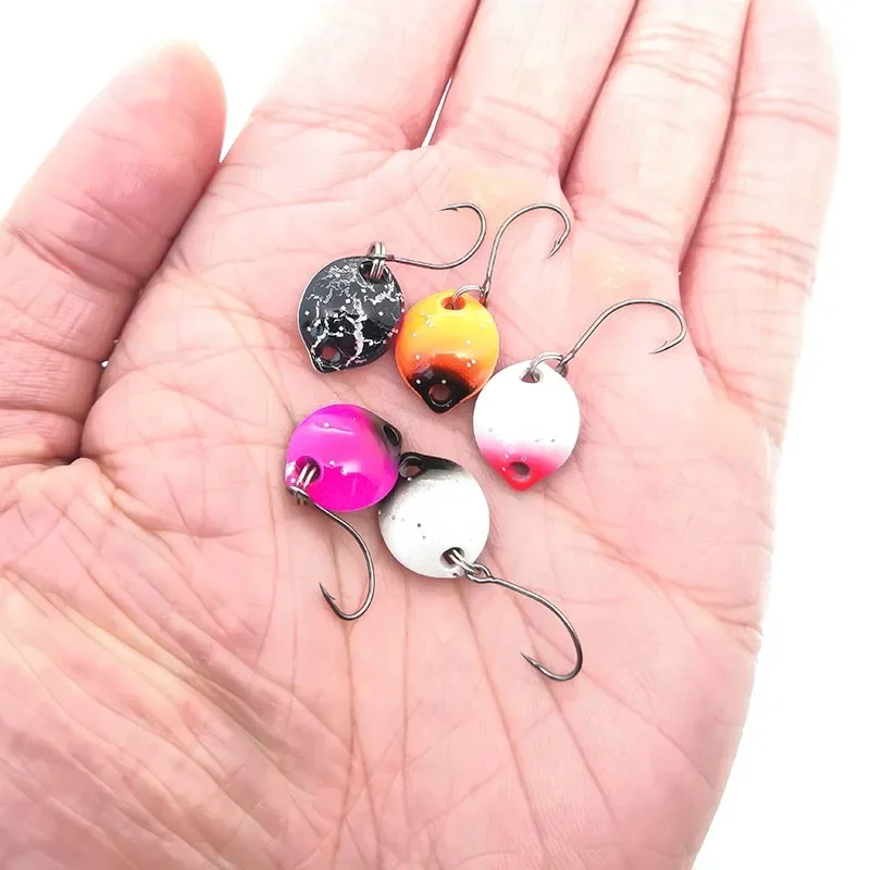 1 Uds 1,4 cm 1,8g Mini Wobbler lentejuelas cuchara señuelo cebo duro Spinnerbait Isca Artificial Pesca Wobblers aparejos de Pesca con mosca 5 colores - imagen 5