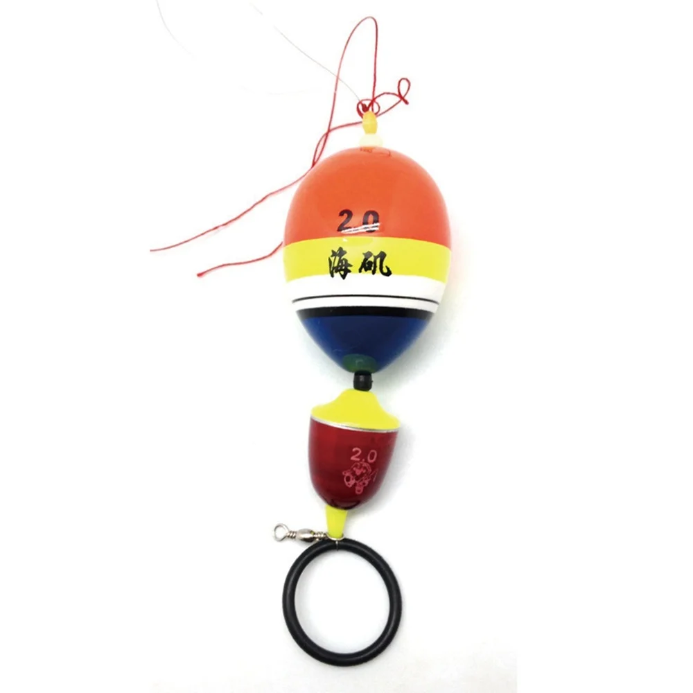 Un llavero con un diseño que recuerda a un farolillo tradicional chino. La linterna es de color rojo, amarillo y azul y tiene caracteres chinos. Debajo del farol hay una pequeña campana roja con un mango amarillo, que también es un elemento decorativo común en la cultura china.