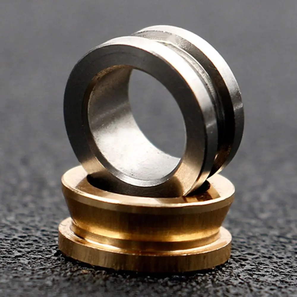 Descubra el diseño elegante de estos anillos de metal hechos de precisión perfectos para mejorar cualquier estética moderna