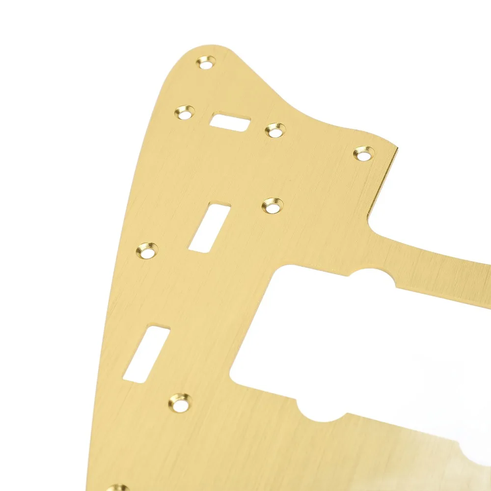 Protector dorado instalado en guitarra