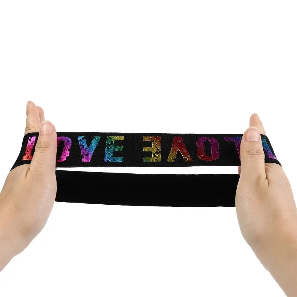 Correa colorida de 'amor' con fondo negro