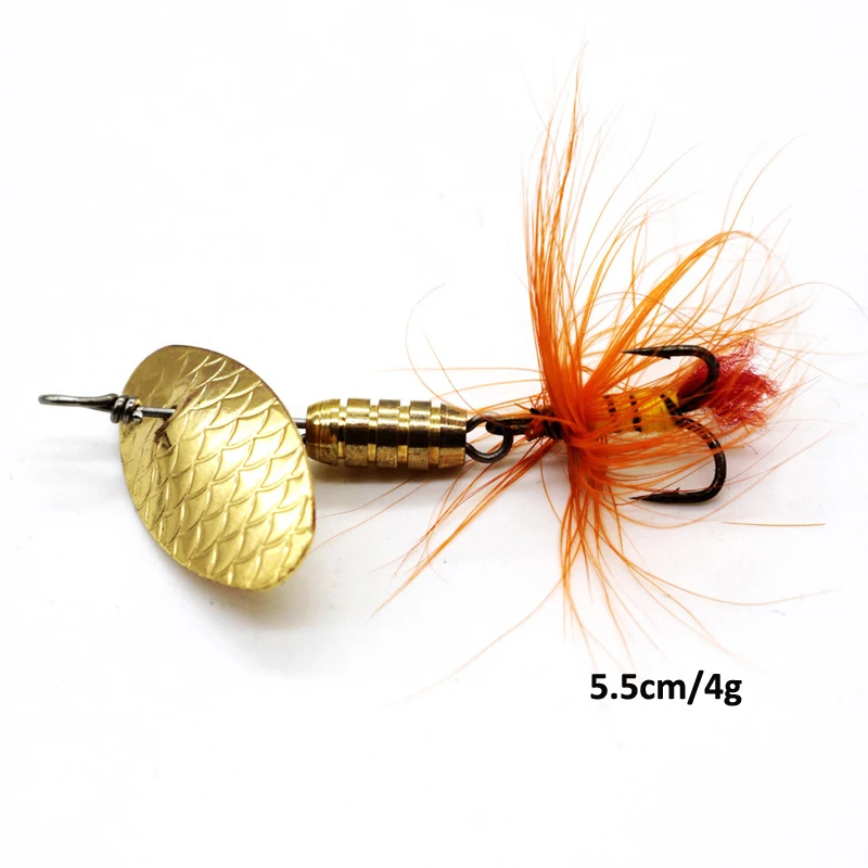 Este señuelo de pesca presenta una hiladora de oro y un plumón naranja para una atracción efectiva