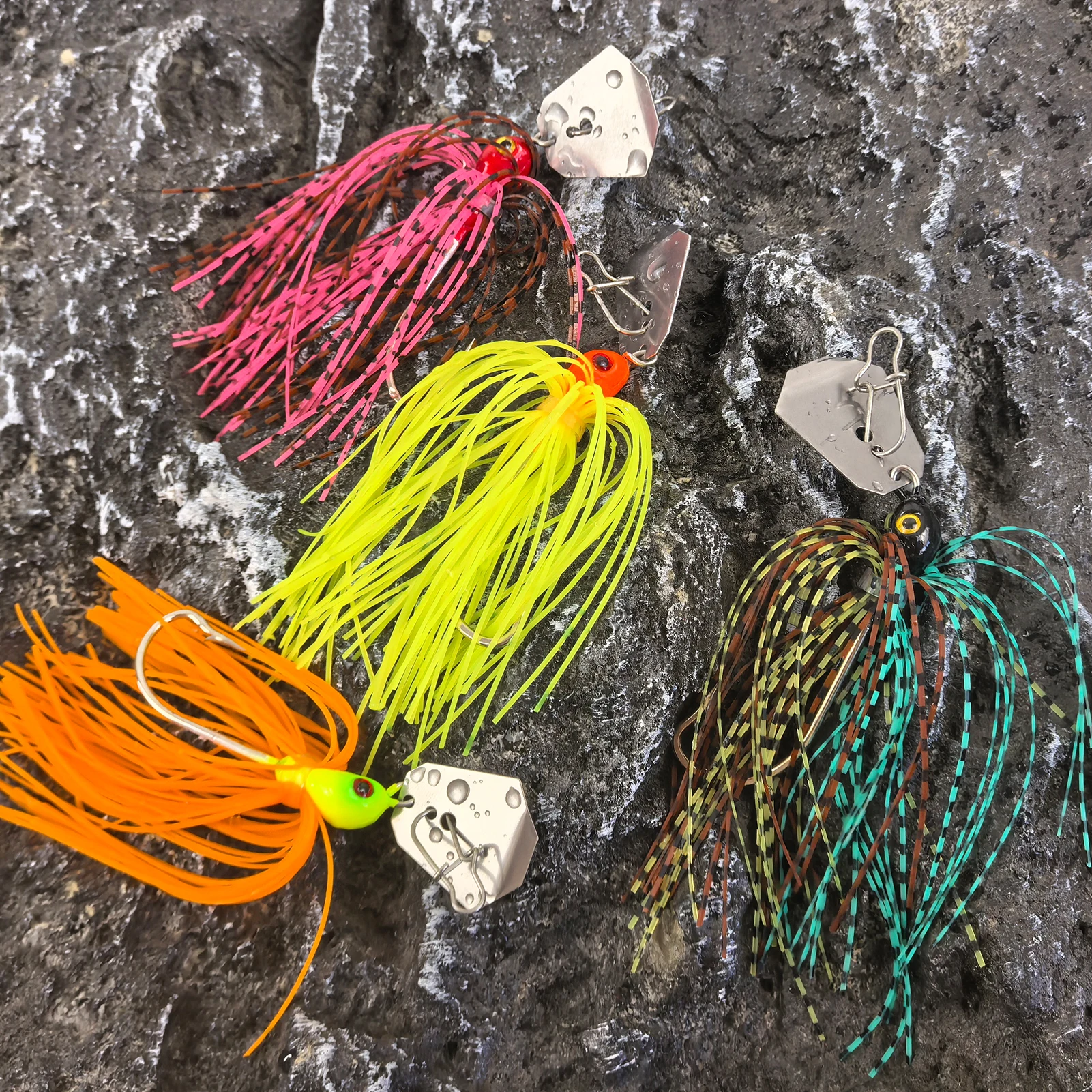 Buzzbaits y Chatterbaits para lubina con faldas de goma Free Fisher - imagen 5